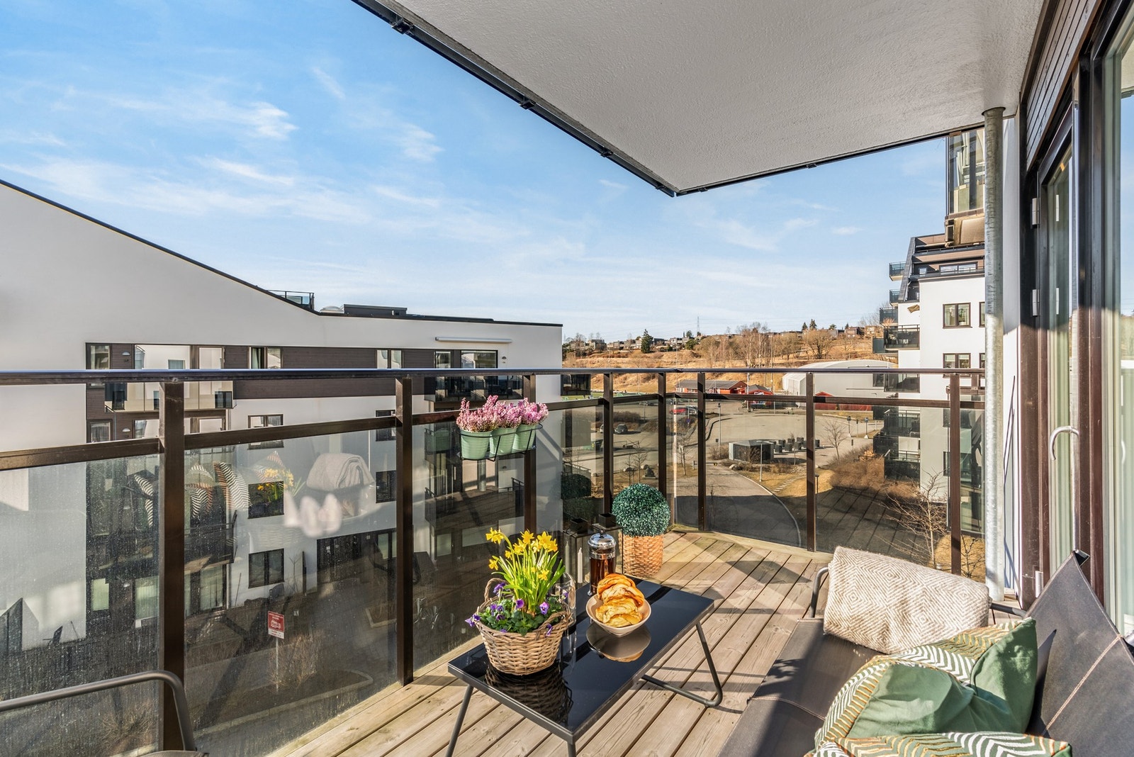Utgang fra stuen til 2 herlige balkonger Galleribilde