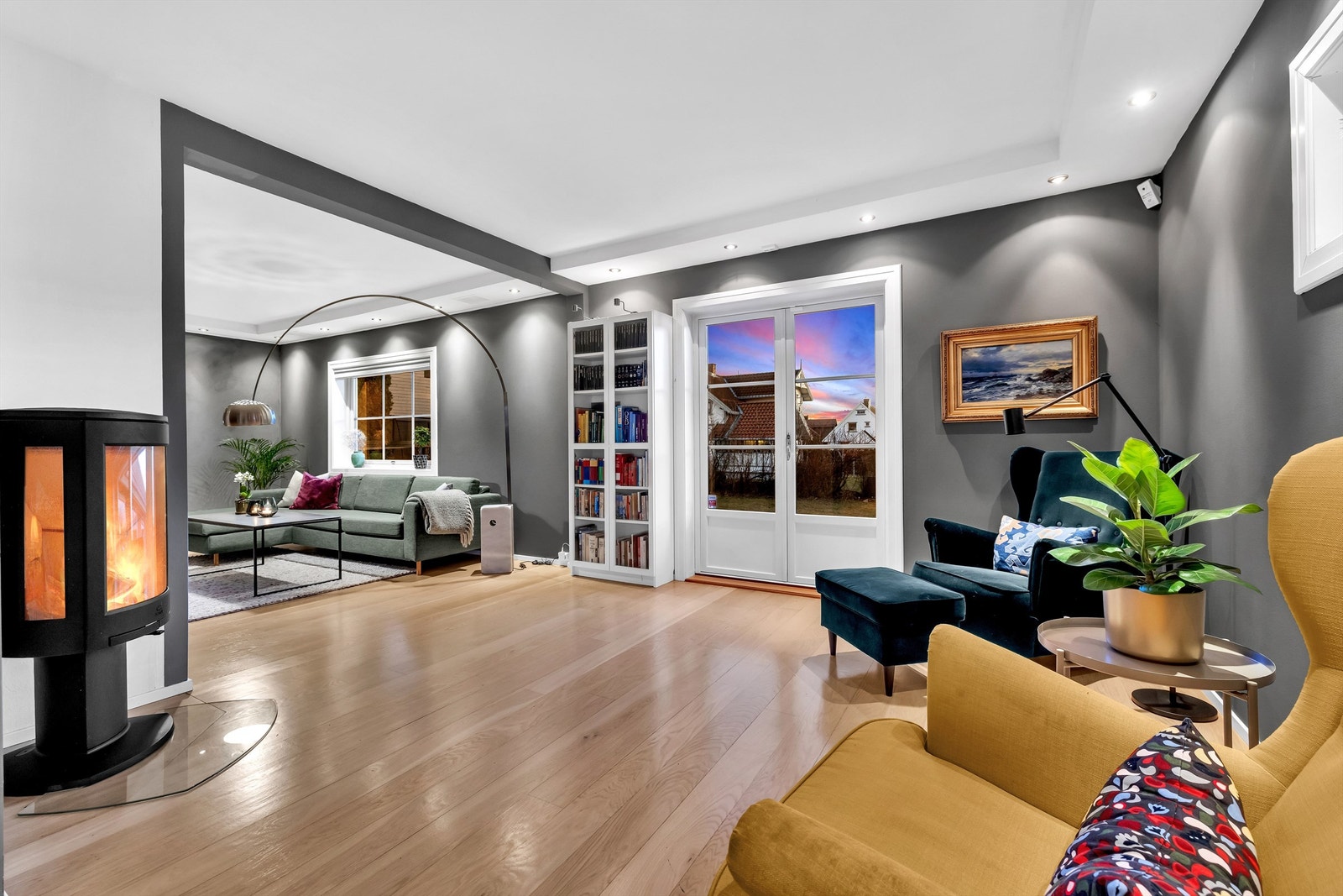 Videre kommer du inn i boligens stue - et lyst og åpent rom med god plass til møbler Galleribilde