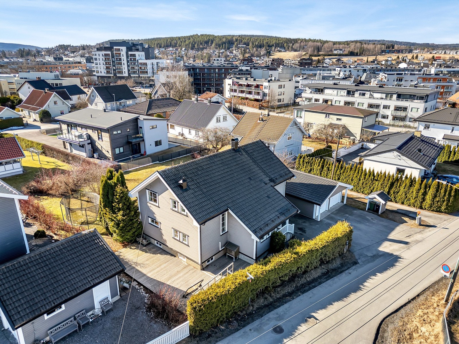 Flat tomt på hele 986 kvm som er pent opparbeidet med asfaltert gårdsplass, terrasseplattinger, plen, hekk, prydbusker og småtrær Galleribilde