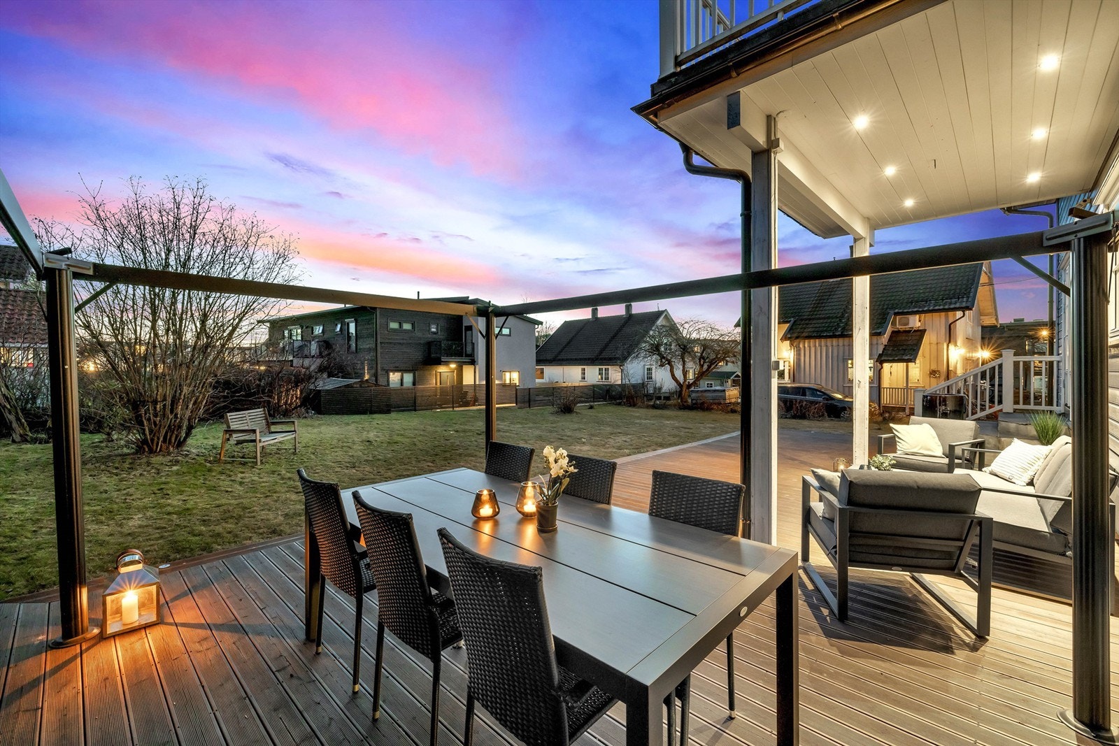 Nydelig uteområde med god plass til lek og moro i hagen Galleribilde