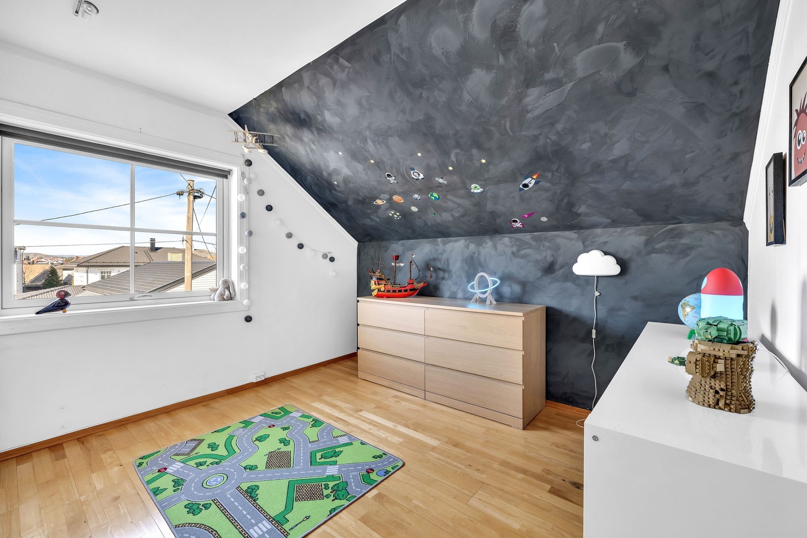 Soverom 3 -Samtlige soverom er av god størrelse og har plass til dobbeltseng om ønskelig Galleribilde