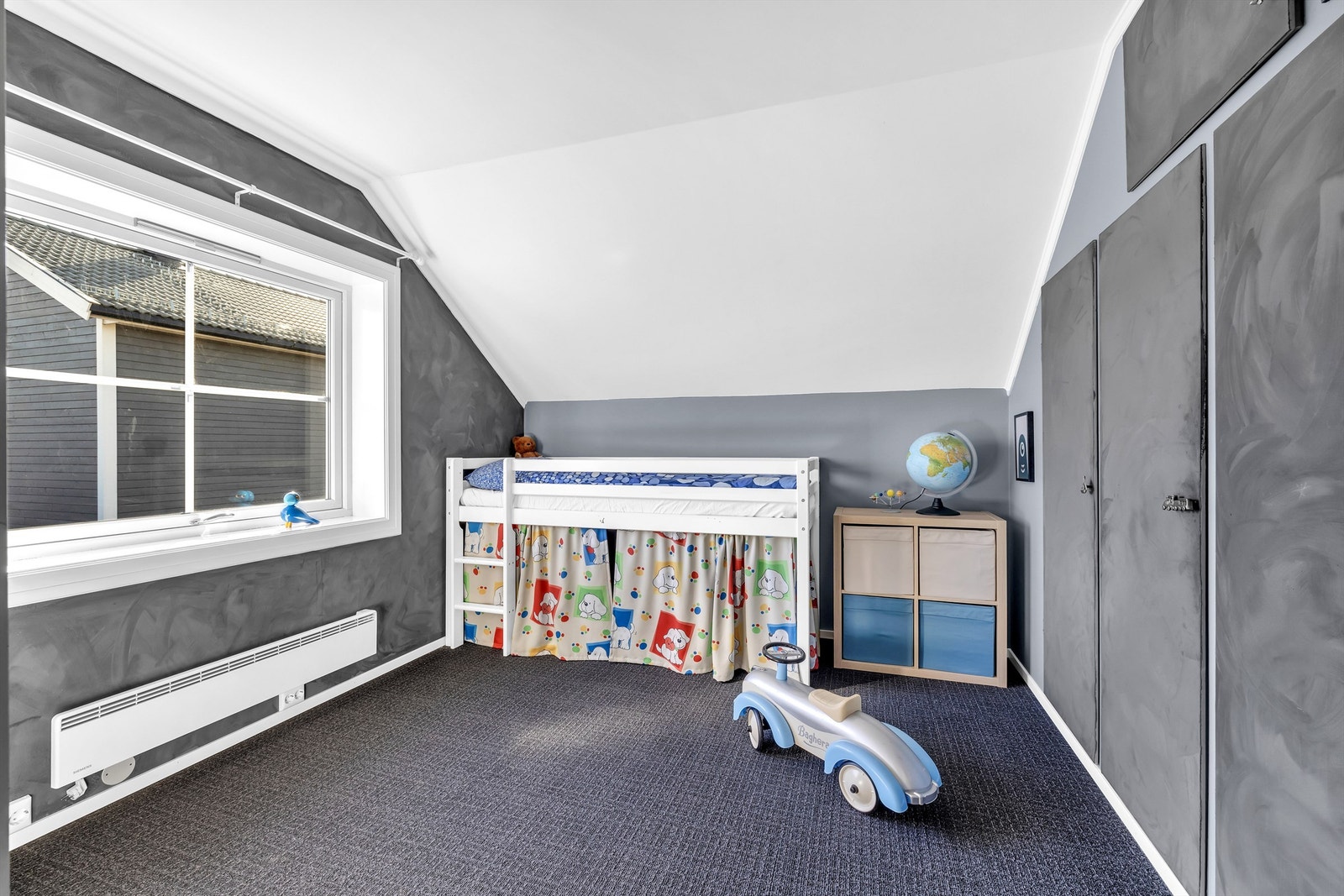 Soverom 3 med plassbygget garderobeskap Galleribilde