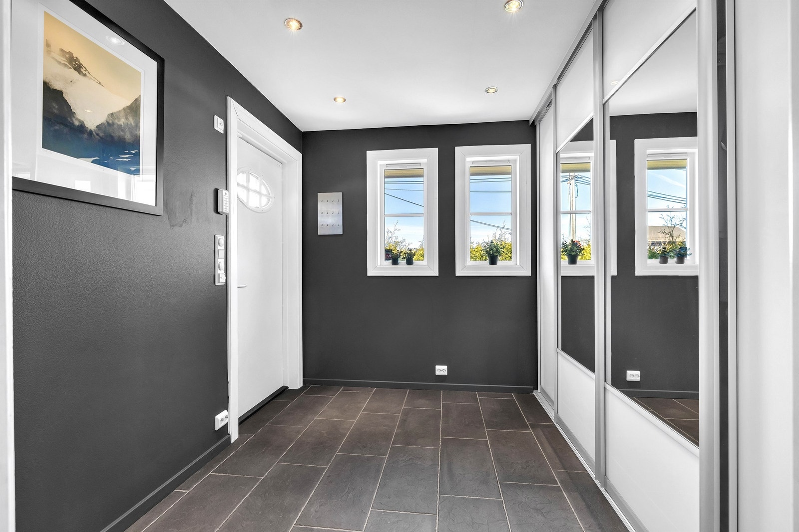 Du ønskes velkommen inn i en hyggelig entré som har stor skyvedørsgarderobe og flislagt gulv med varmekabler Galleribilde