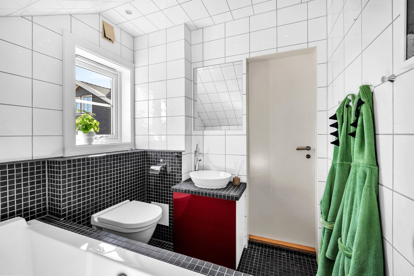 Stilig bad med mosaikkfliser Galleribilde