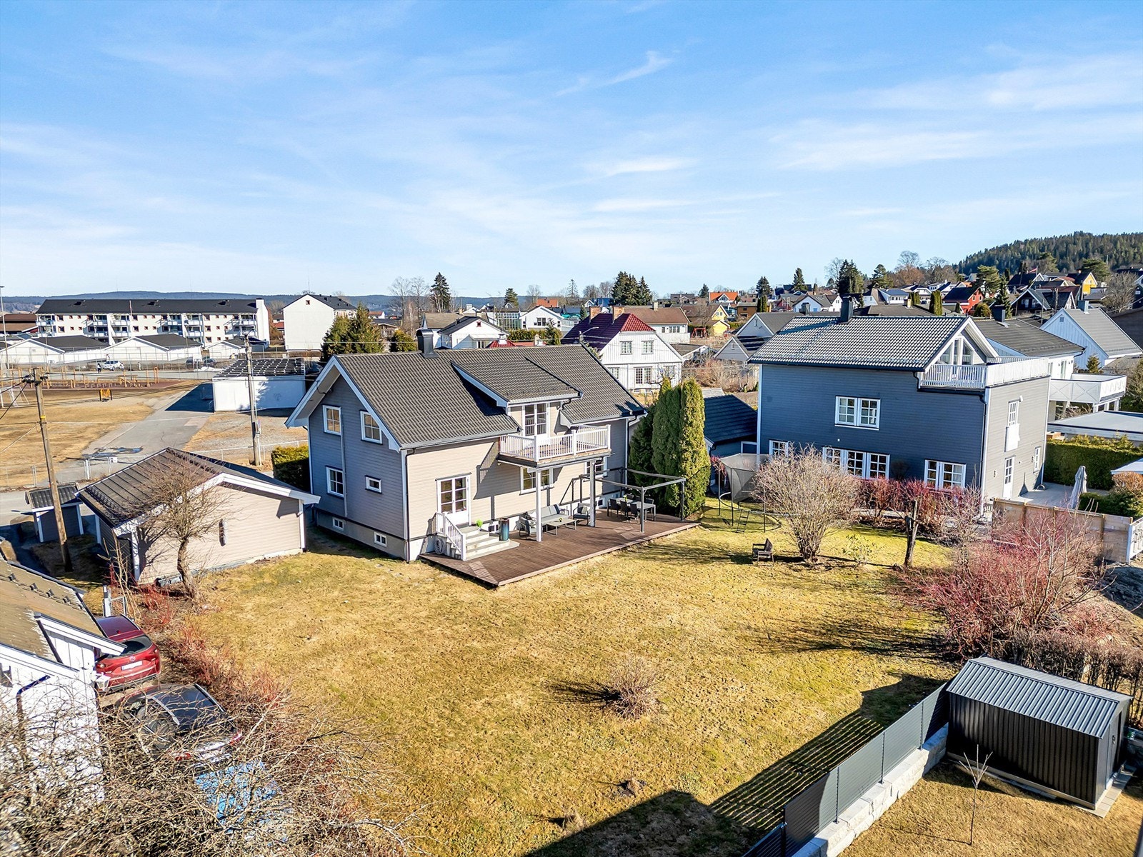 Eiendommen har stor usjenert hage som gir godt med boltreplass for både store og små Galleribilde