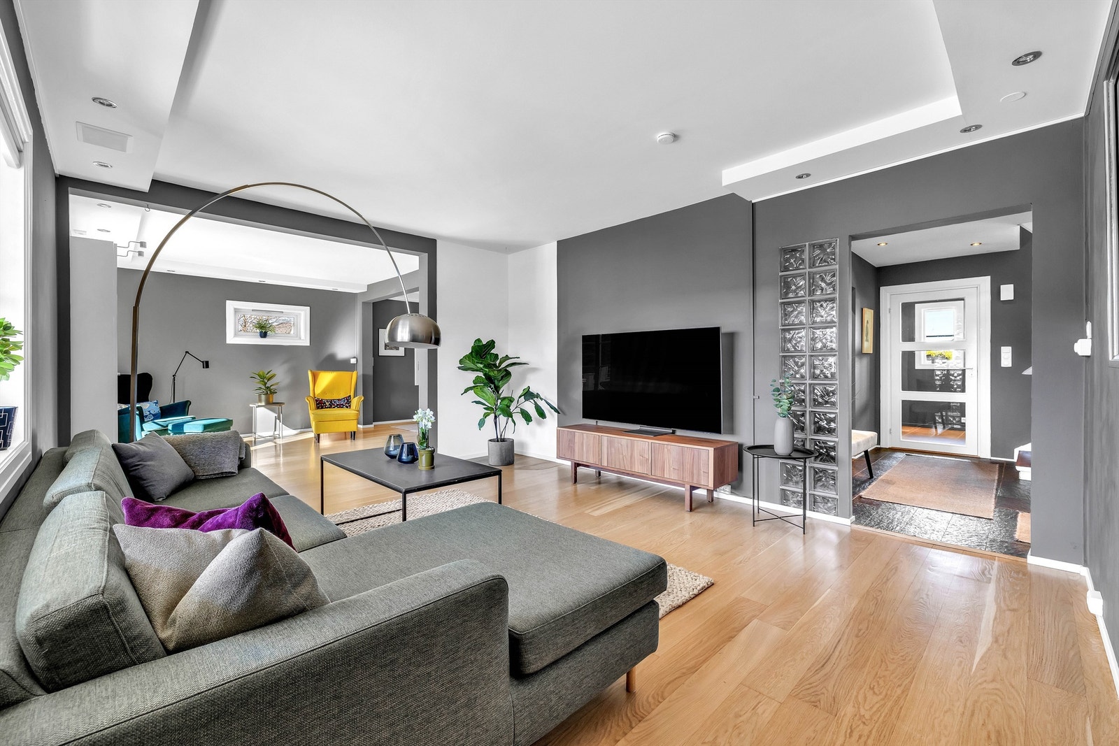 Store vindusflater, glassfelt i dør og vegg av glassbyggerstein gjør at rommene oppleves ekstra lyse og luftige Galleribilde