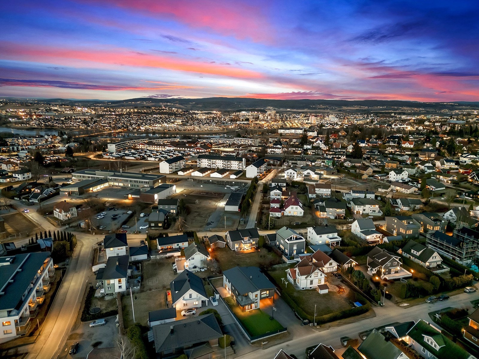 Med kun få minutters gang til skoler, barnehager, tog, buss og sentrum med storsenter, bor du her i et av de mest populære områdene på Strømmen Galleribilde