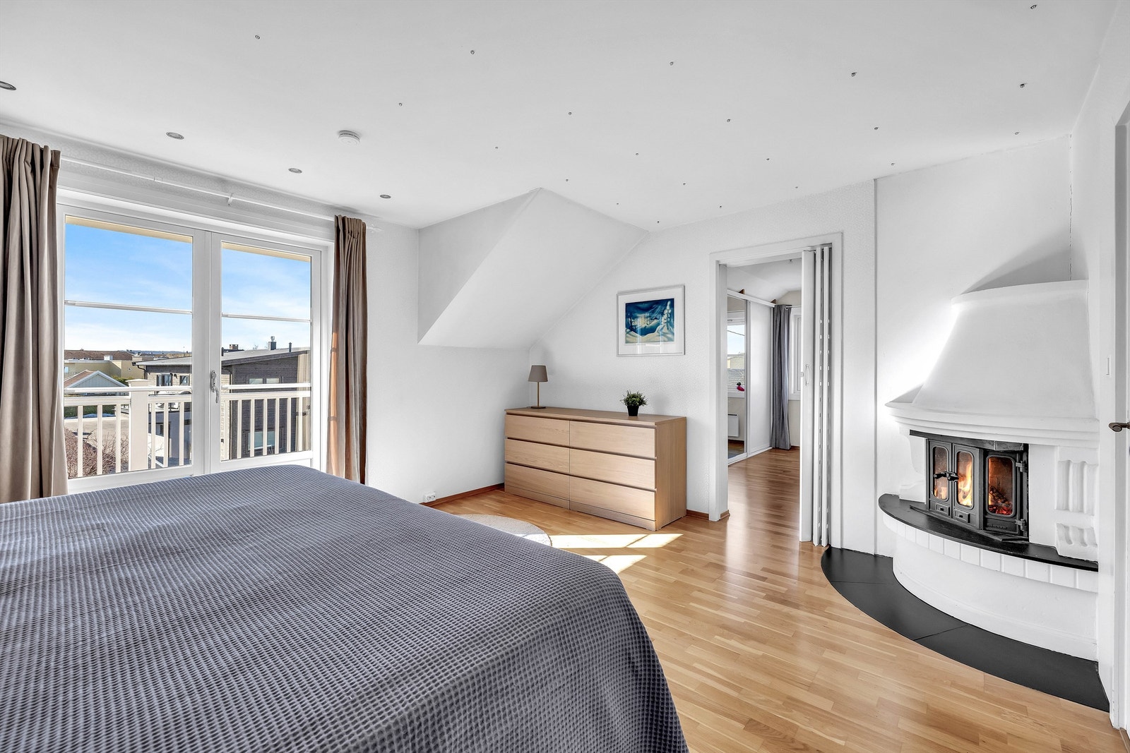 På hovedsoverommet er det også satt inn en peisovn som skaper ekstra varme og hygge Galleribilde