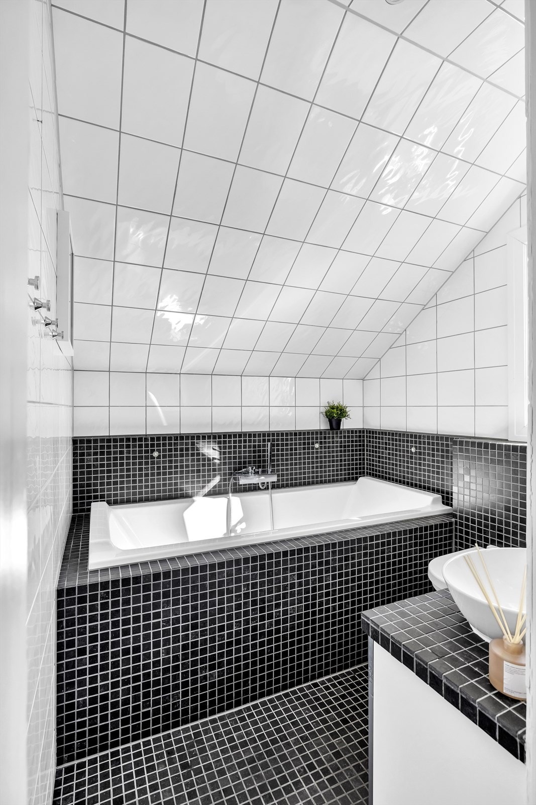 Innfliset speil og innmurt badekar med led belysning Galleribilde