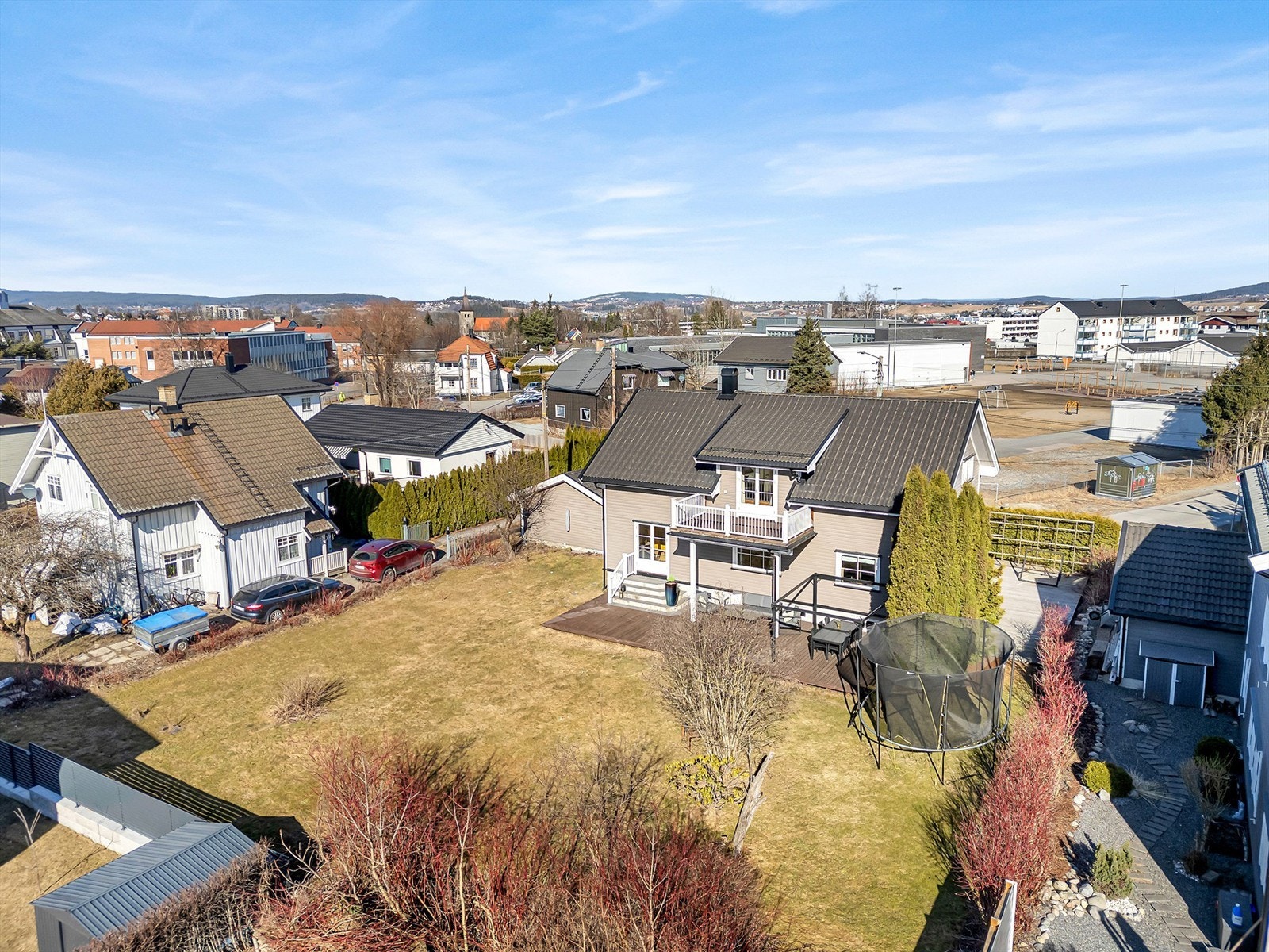 Boligen ligger meget flott til optimale solforhold, utsikt og gangavstand til alt man trenger i hverdagen Galleribilde
