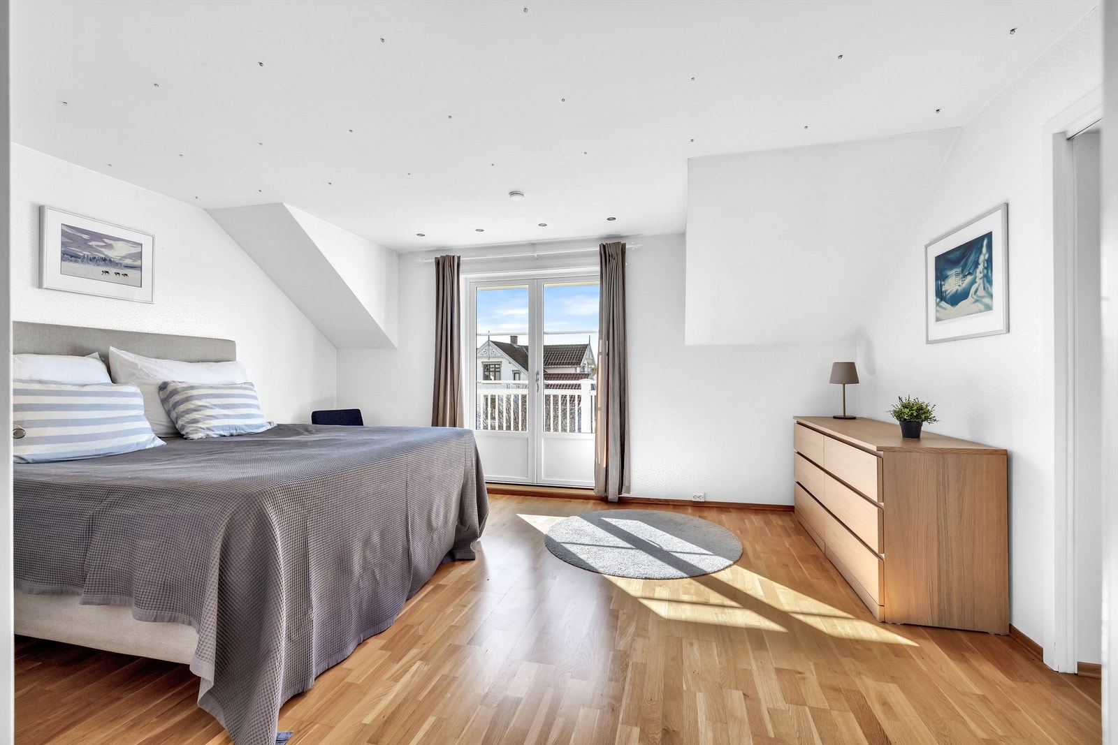 Hovedsoverommet har downlights og stemningsfull "stjernehimling" Galleribilde