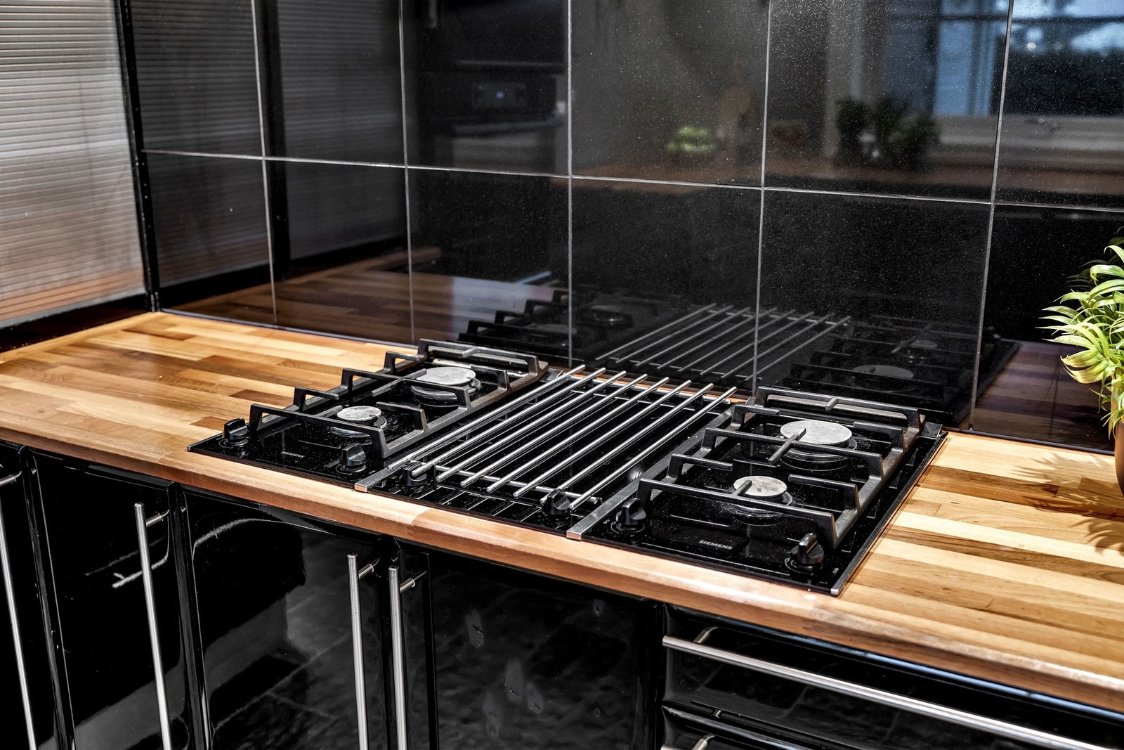 Kjøkkenet har integrert stekeovn og gassbluss/grill Galleribilde