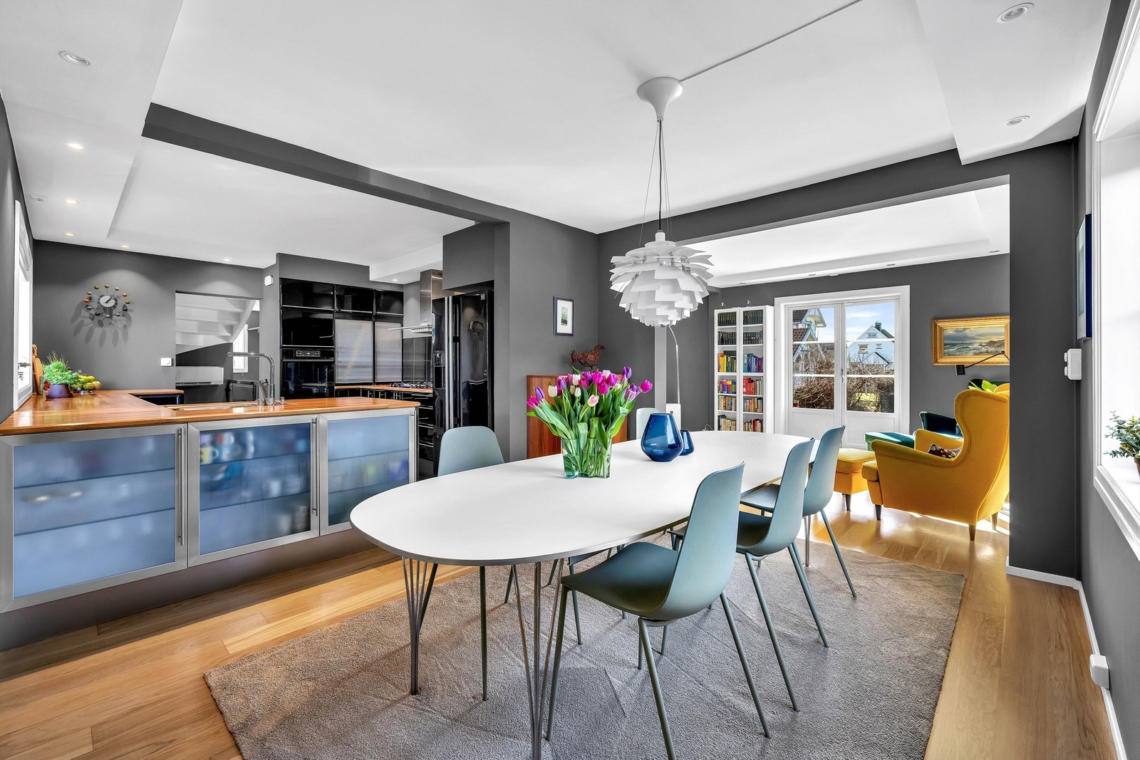 Du har stort rom for spisestue der du kan samle familien til hyggelige måltider Galleribilde