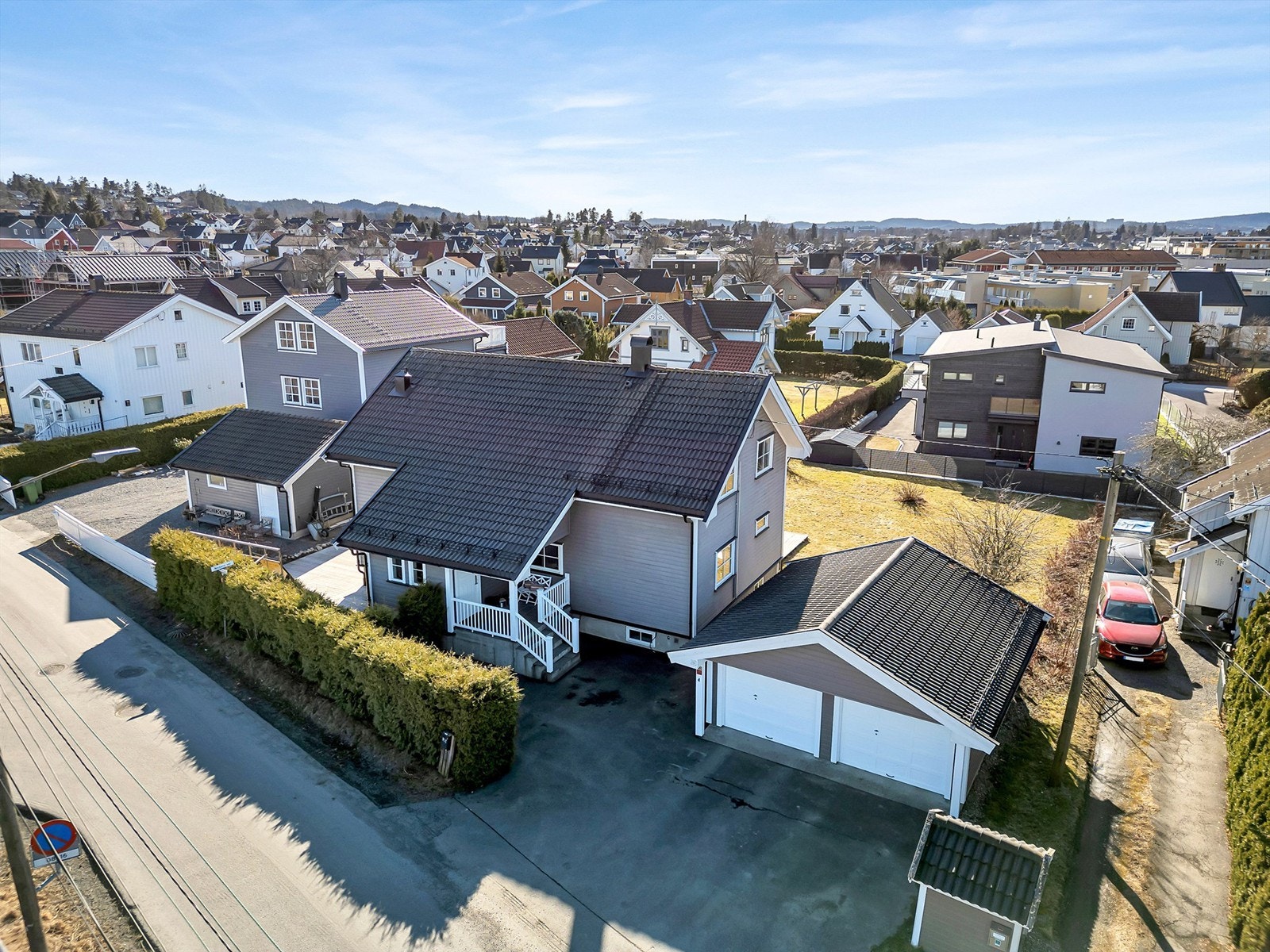 Dobbelgarasje og plass til parkering på egen tomt Galleribilde