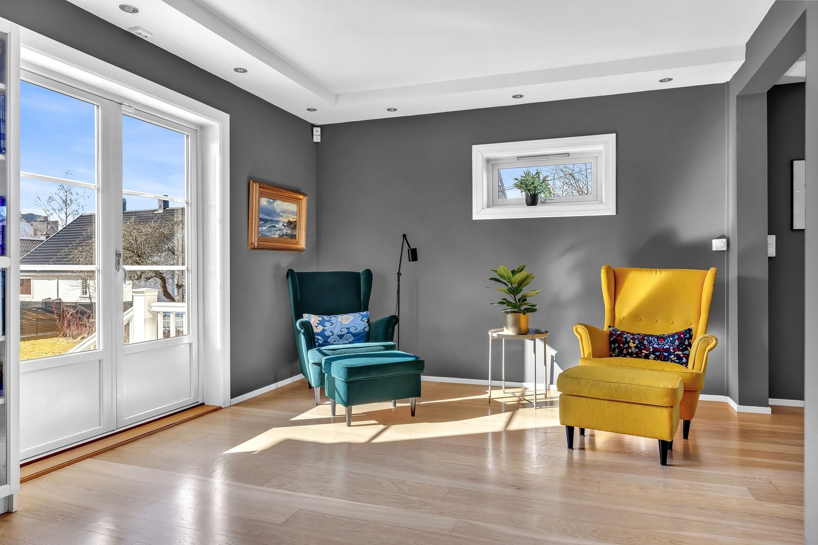 Herfra har du utgang til en stor og solrik terrasse Galleribilde