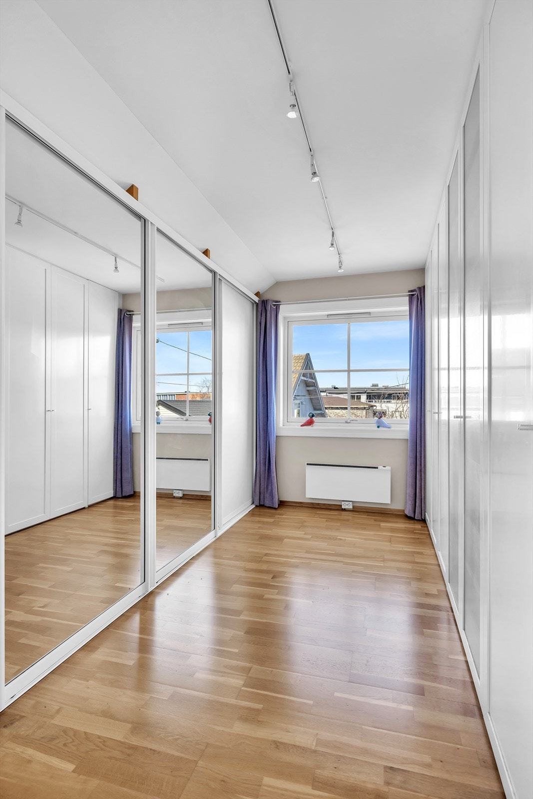 Hovedsoverommet har direkte tilkomst til stort og praktisk garderoberom Galleribilde