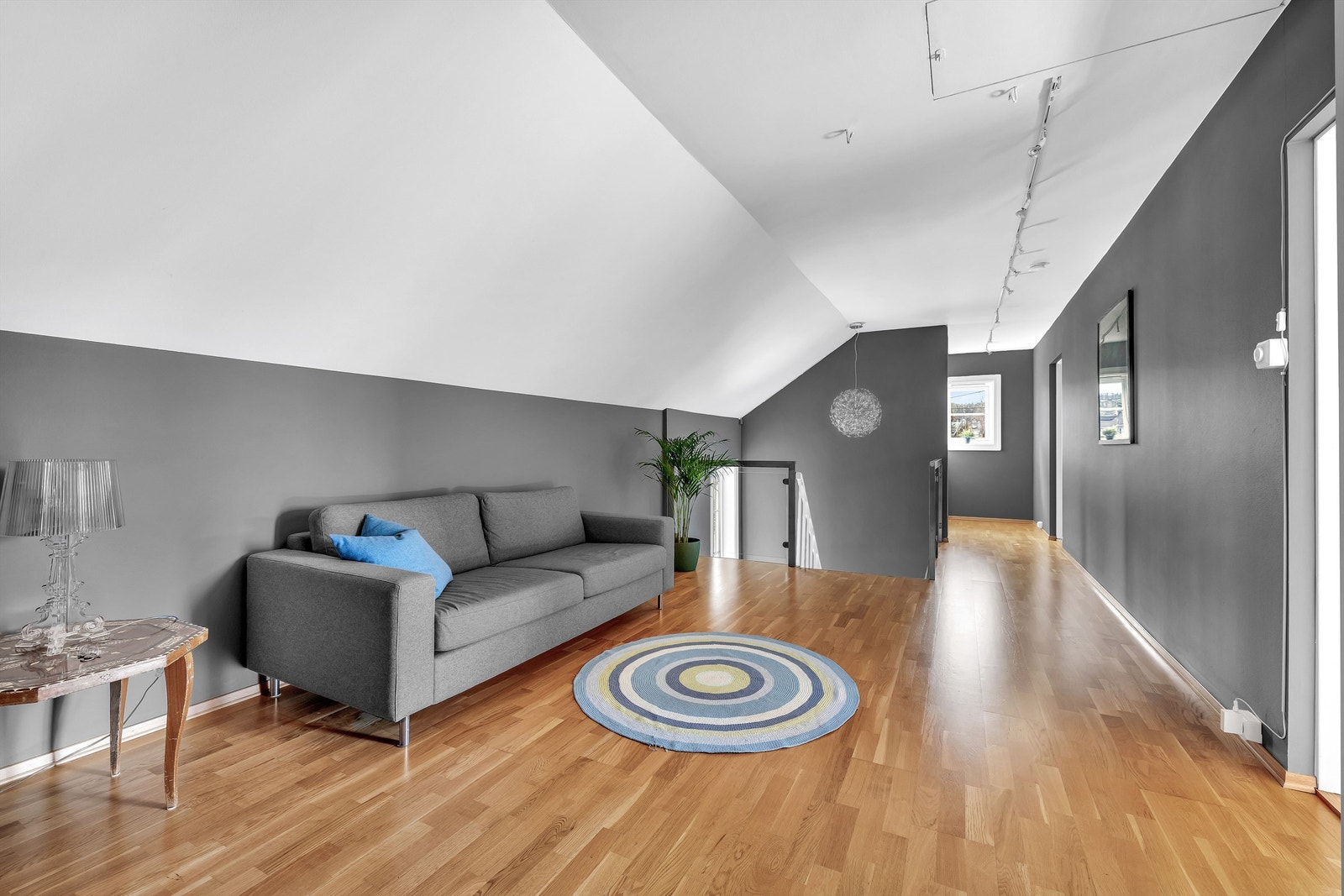 Vi beveger oss videre opp til loftsetasjen, der du finner loftstue, tre soverom, garderoberom og et bad Galleribilde