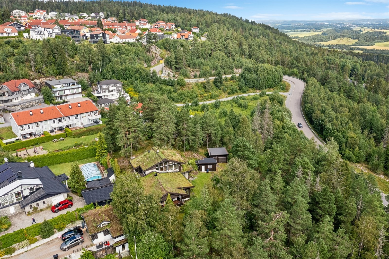 Med gangavstand til marka, buss, barnehage og butikk, er beliggenheten også veldig praktisk for både hverdagsliv og fritid. Galleribilde