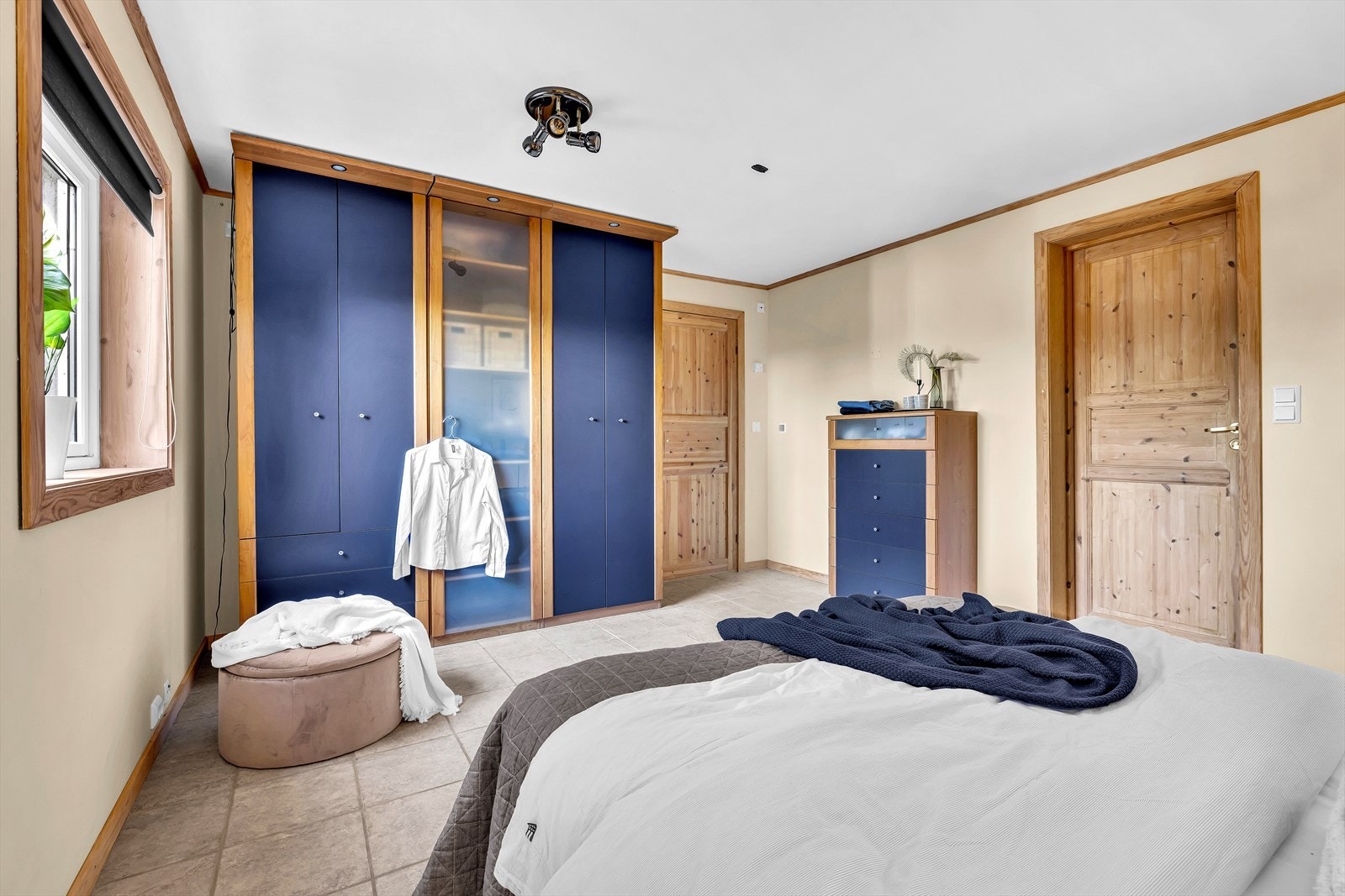Hovedsoverommet har eget bad og er utstyrt med praktisk garderobe. Galleribilde