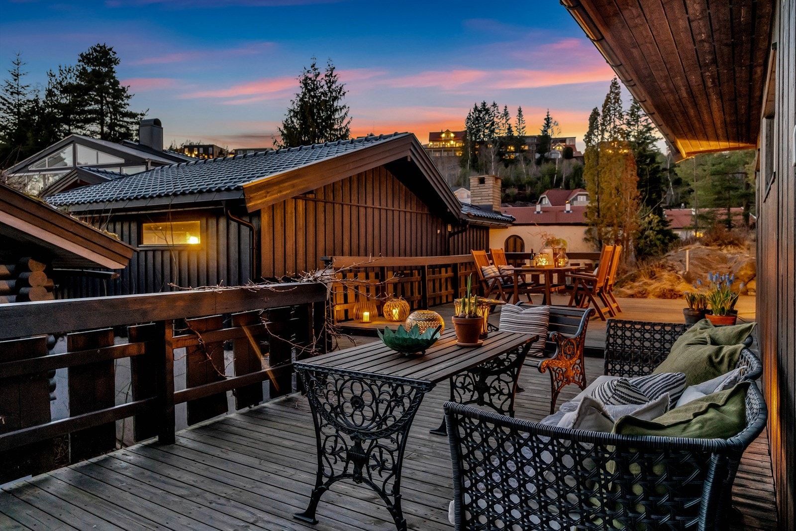 Boligen byr på flott terrasse på hele 74 m² som strekker seg rundt 3 sider av boligen. Galleribilde