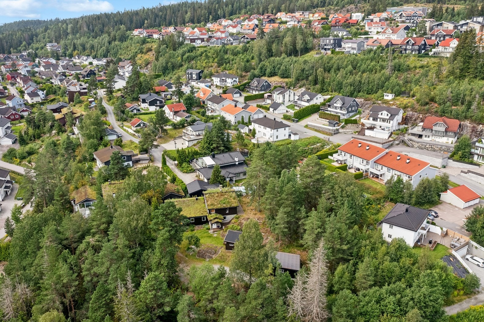 Eiendommen ligger innerst i blindvei og sørger for trygge lekeområder for de minste. Galleribilde