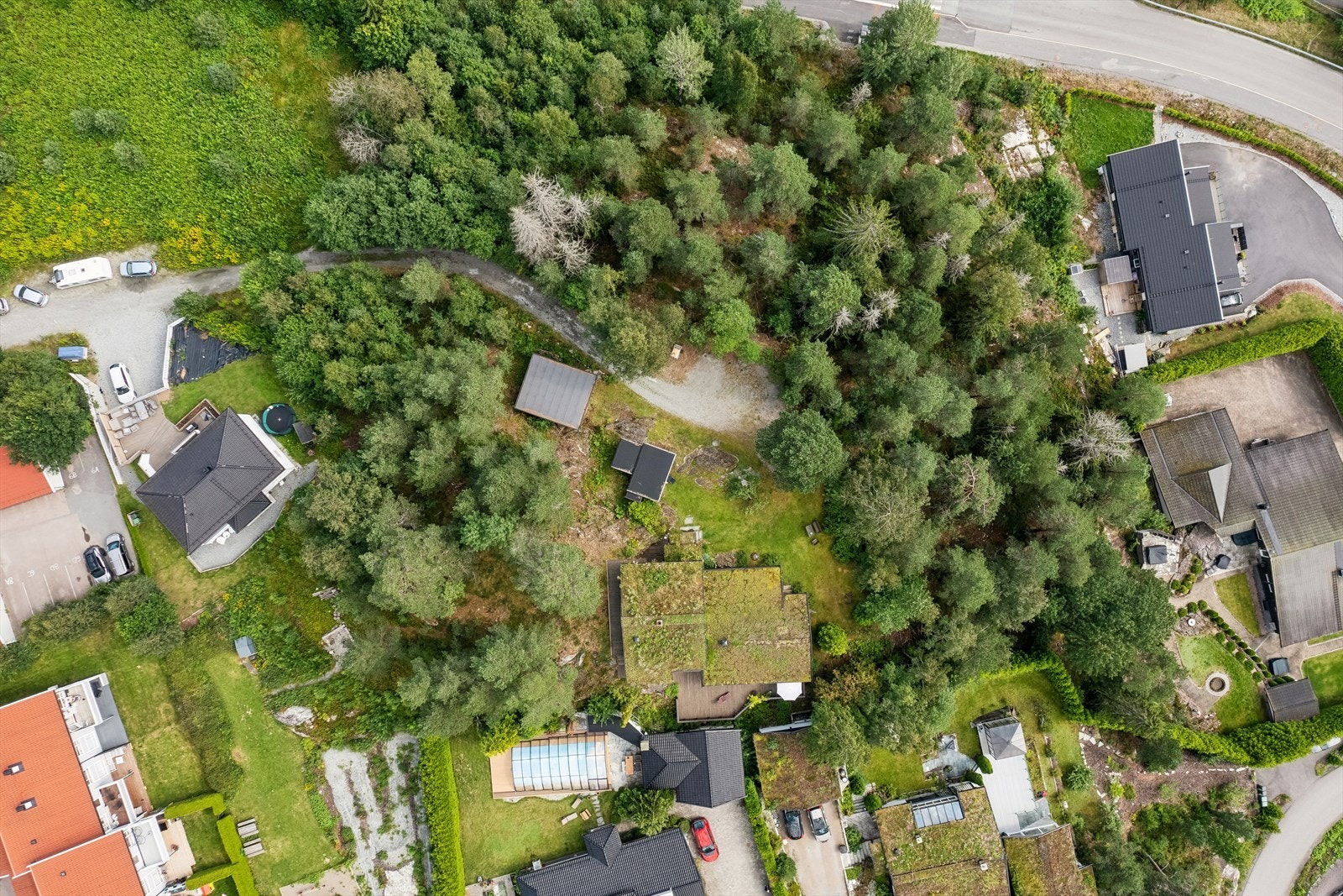 Nydelig eiendom på totalt 3 126 m² med flere fine soner. Tomten og er pent opparbeidet med naturtomt, gressplen og diverse beplantning. Galleribilde
