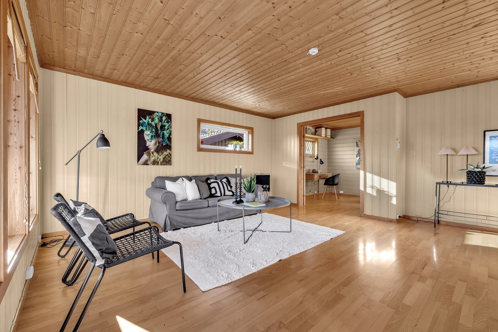 En bolig med to stuer gir familien fleksibilitet og ekstra plass til både samvær og personlig tid. Galleribilde