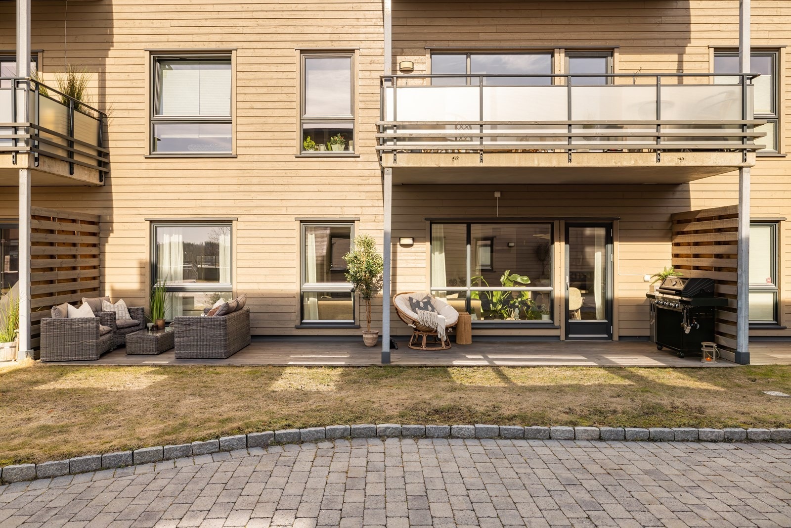 Leiligheten ligger i byggets 1. etasje og har enkel adkomst med heis fra garasjeanlegg hvor du disponerer en fast plass. Galleribilde