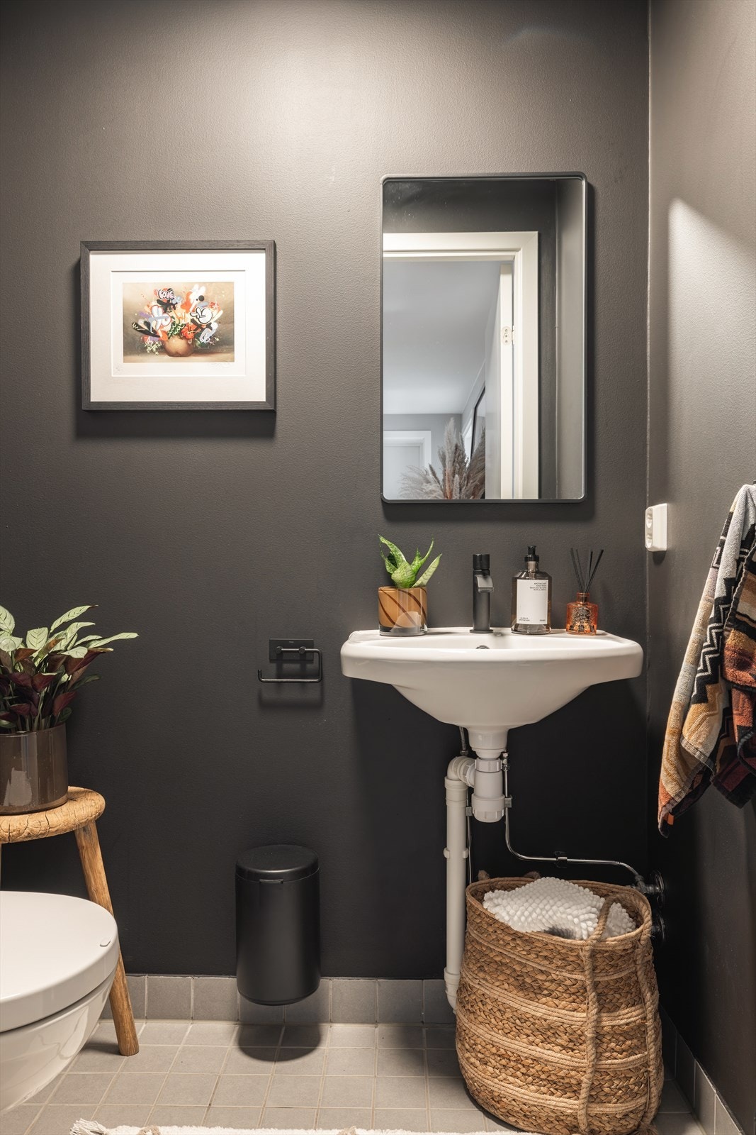 Gulvet er flislagt og har elektrisk gulvvarme, noe som bidrar til en behagelig atmosfære. Galleribilde