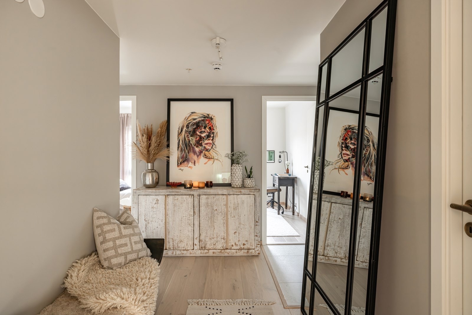 Denne sonen fungerer som et naturlig knutepunkt i boligen og binder rommene sammen på en effektiv måte Galleribilde