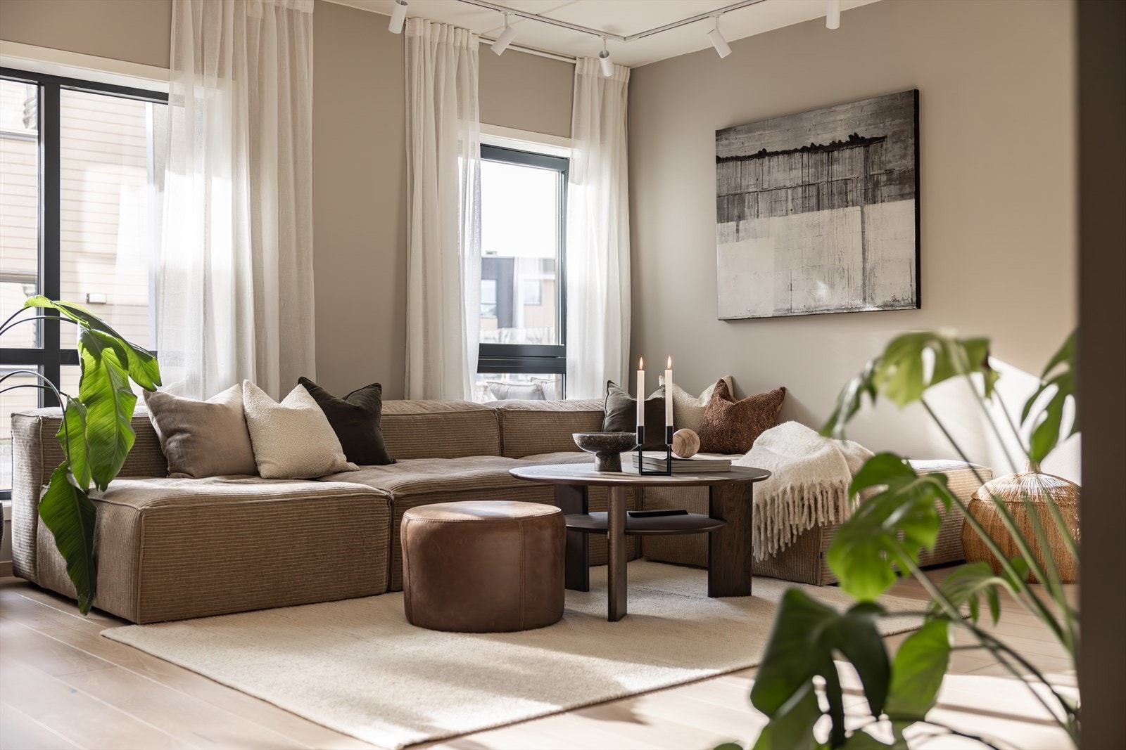 Rommets utforming gir flere møbleringsmuligheter, og her er det god plass til både sofagruppe og spisebord. Galleribilde