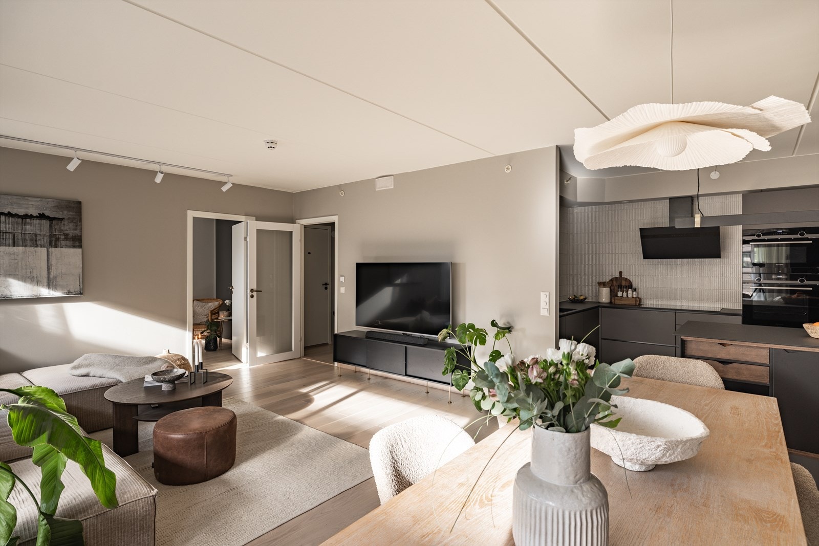 I 2024 ble det montert en ny dør mellom entré og stue/kjøkken. Galleribilde