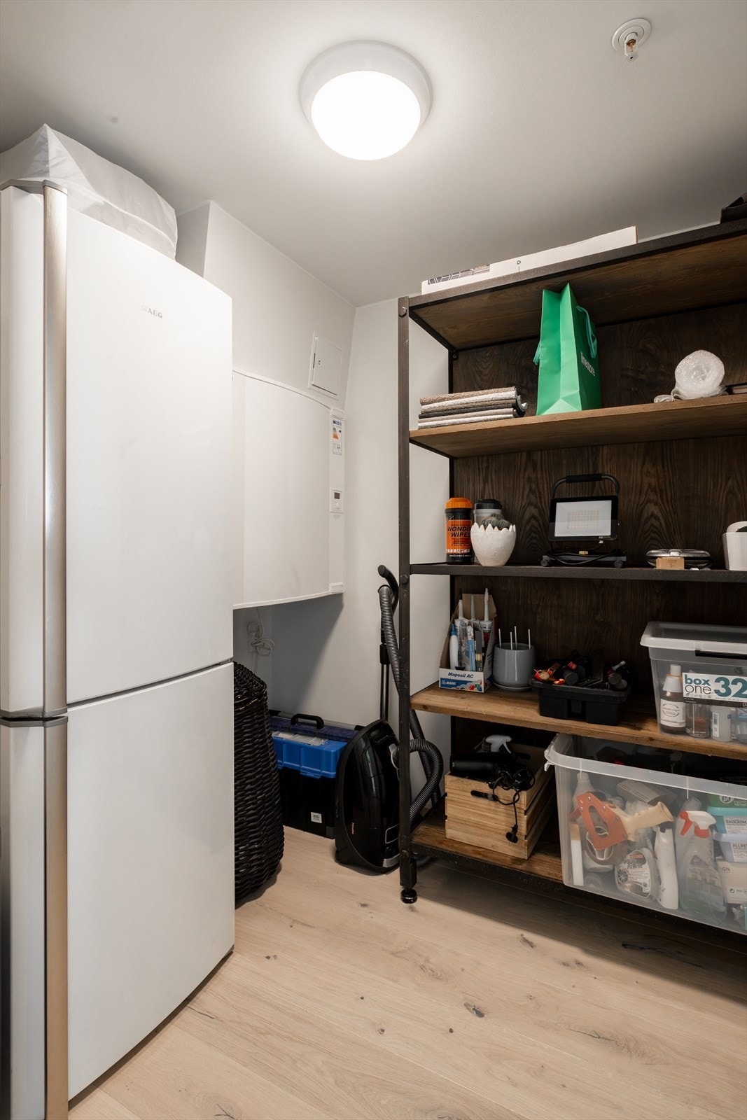 I tilknytning til gangen er det en romslig bod som gir praktisk oppbevaring. Galleribilde