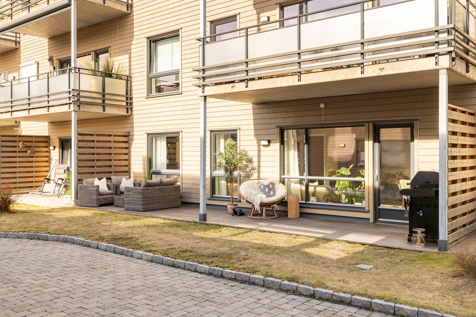 Dette er en nyere bolig fra 2016 og fra stuen er det utgang til en stor 20 kvm terrasse som vender mot syd. Galleribilde