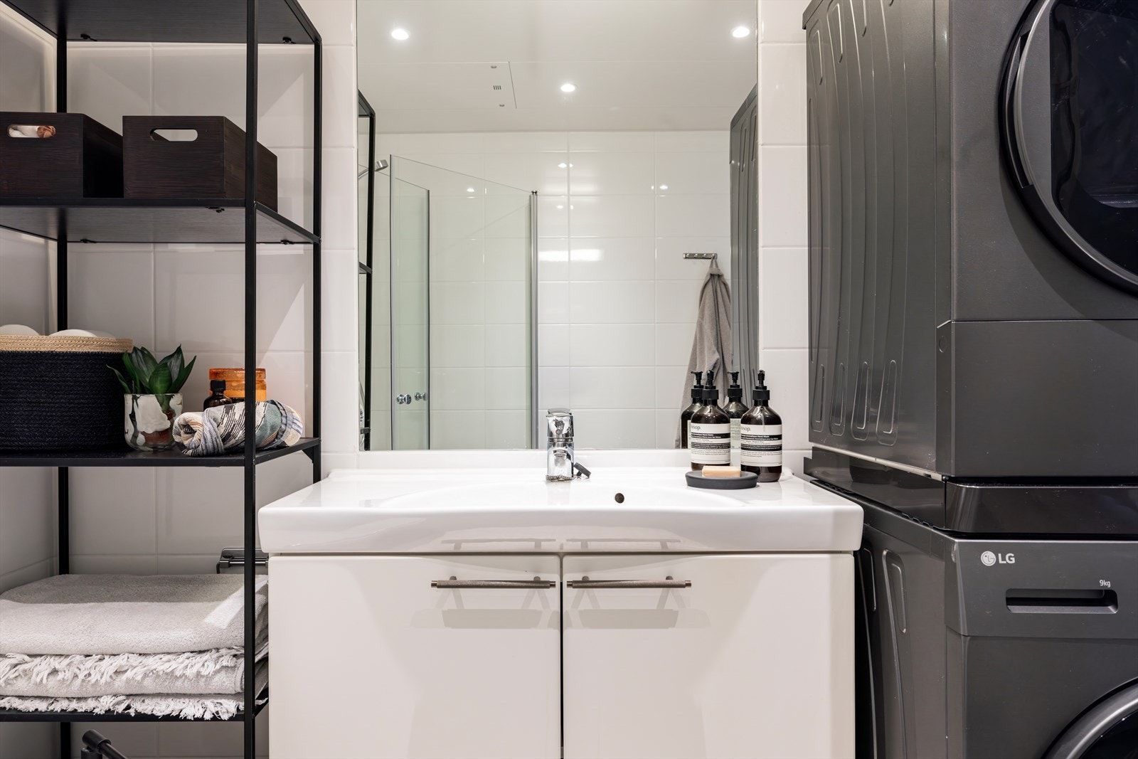 Opplegg for vaskemaskin/tørketrommel er tilgjengelig, og rommet har balansert ventilasjon som sikrer et godt inneklima. Galleribilde