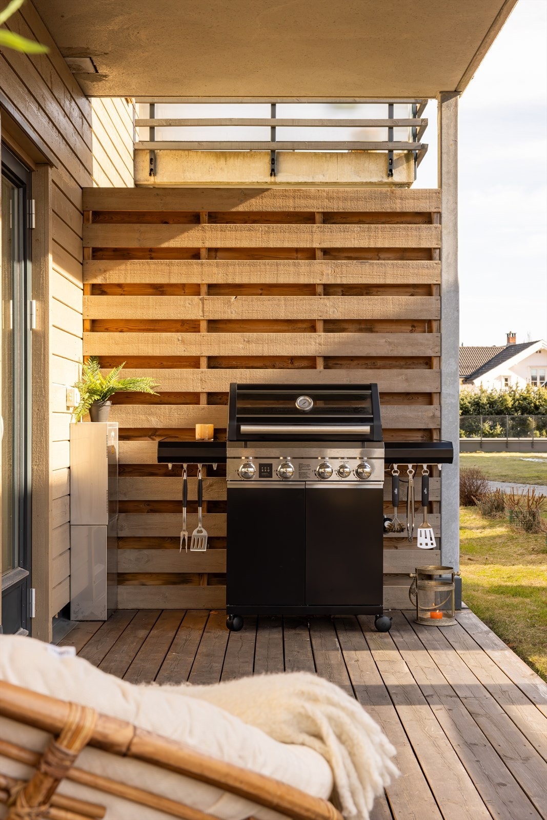 Det er satt opp levegger mot naboer som skjermet for innsyn. Galleribilde