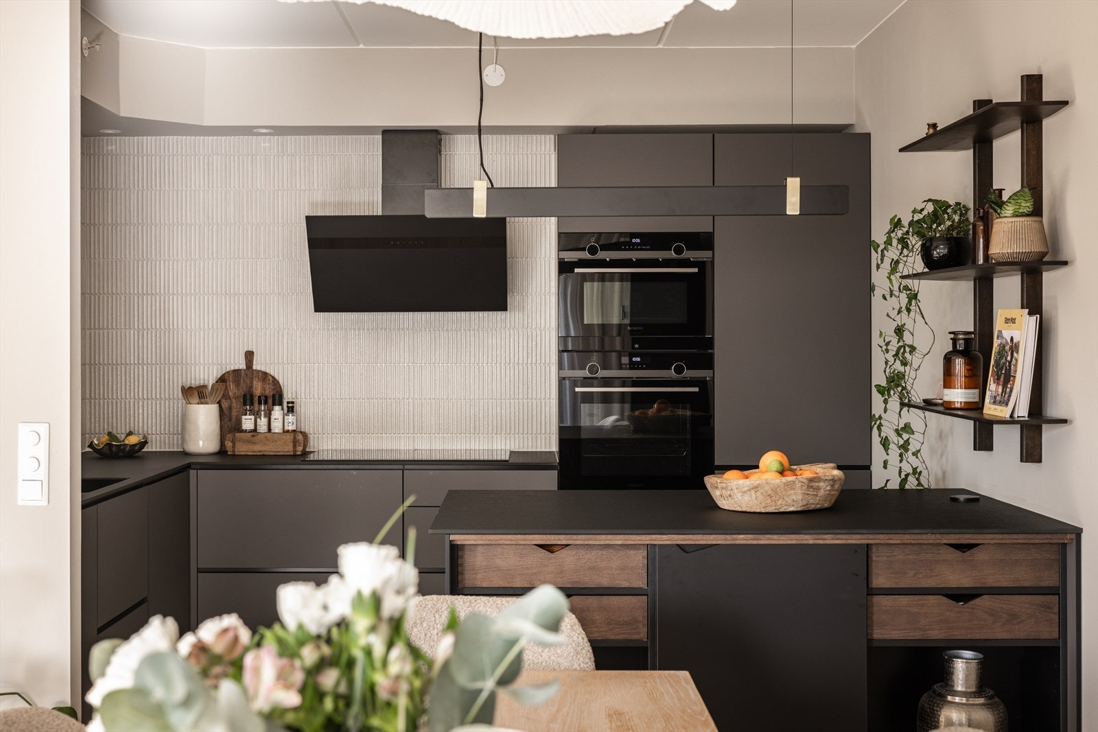 Det stilrene kjøkkenet fra Kvik er nytt fra 2024 og har matte fronter Galleribilde