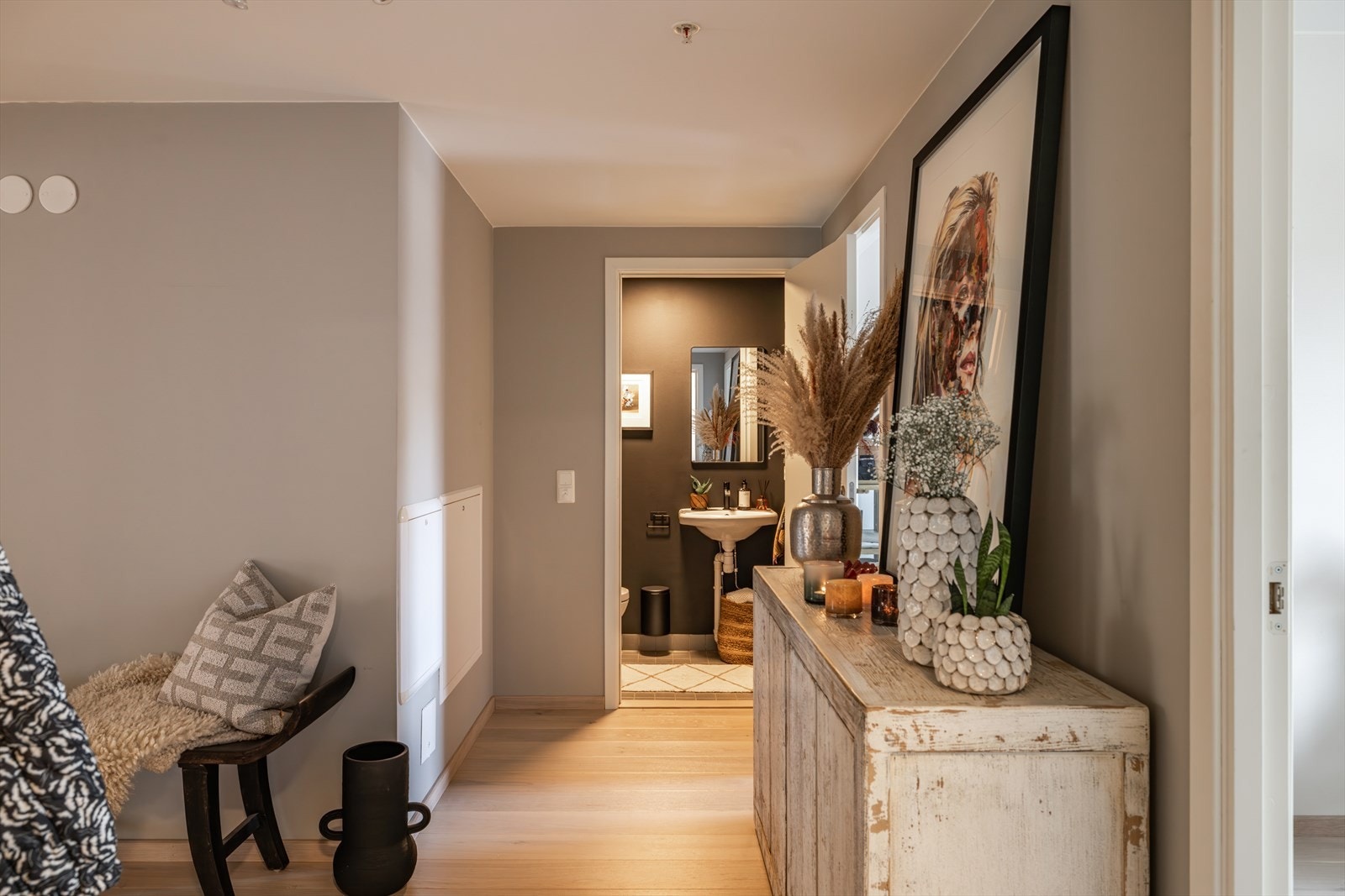 Fra gangen er det adkomst til et praktisk toalettrom. Galleribilde