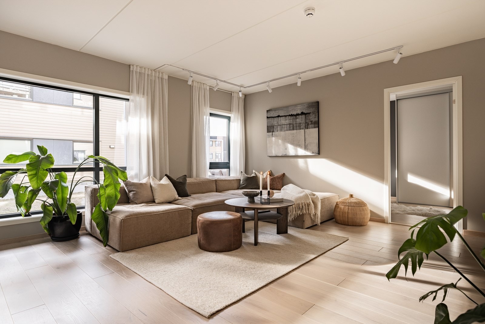 Stuen oppleves som et lyst og innbydende oppholdsrom, med store vindusflater som sikrer rikelig med dagslys. Galleribilde