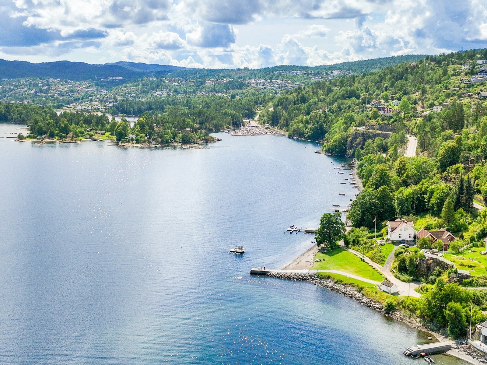 Det er badestrand nede ved sjøen, samt båthavn (Lagahølet). Galleribilde
