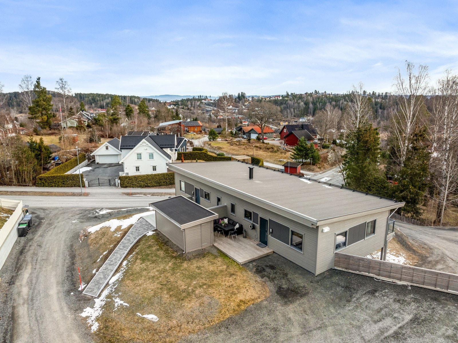 Det er minimum to biloppstillingsplasser utenfor inngangspartiet. Galleribilde