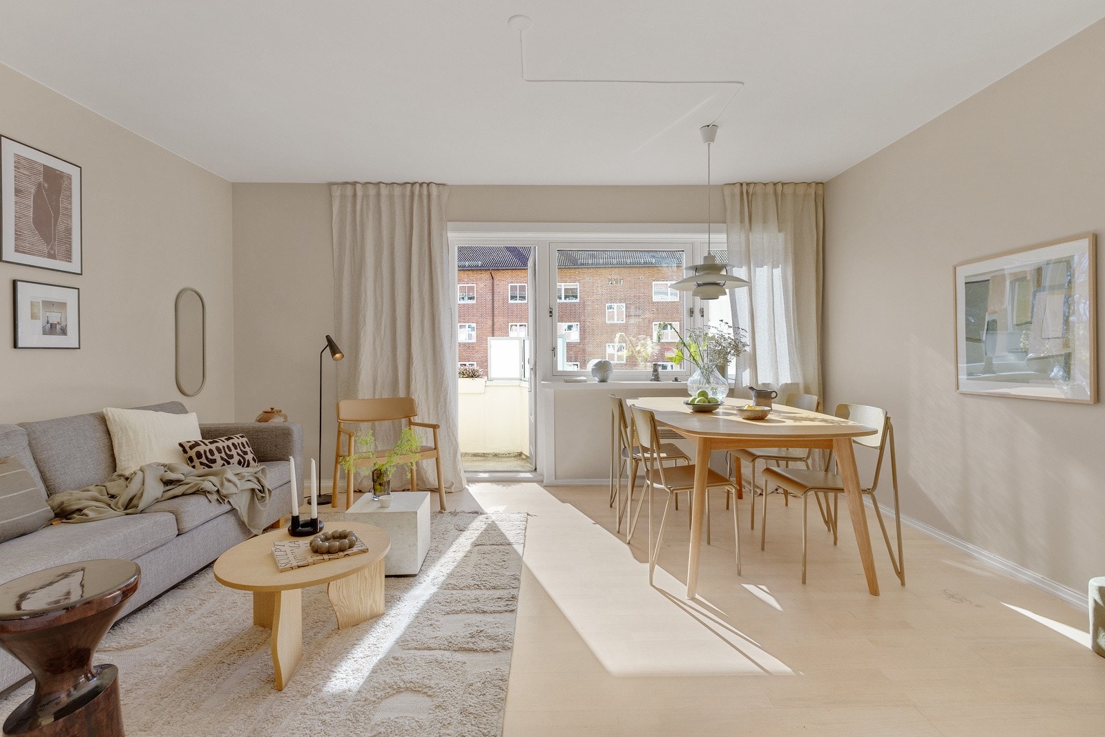Leiligheten har en lys og hyggelig stue med stilrene overflater. Galleribilde
