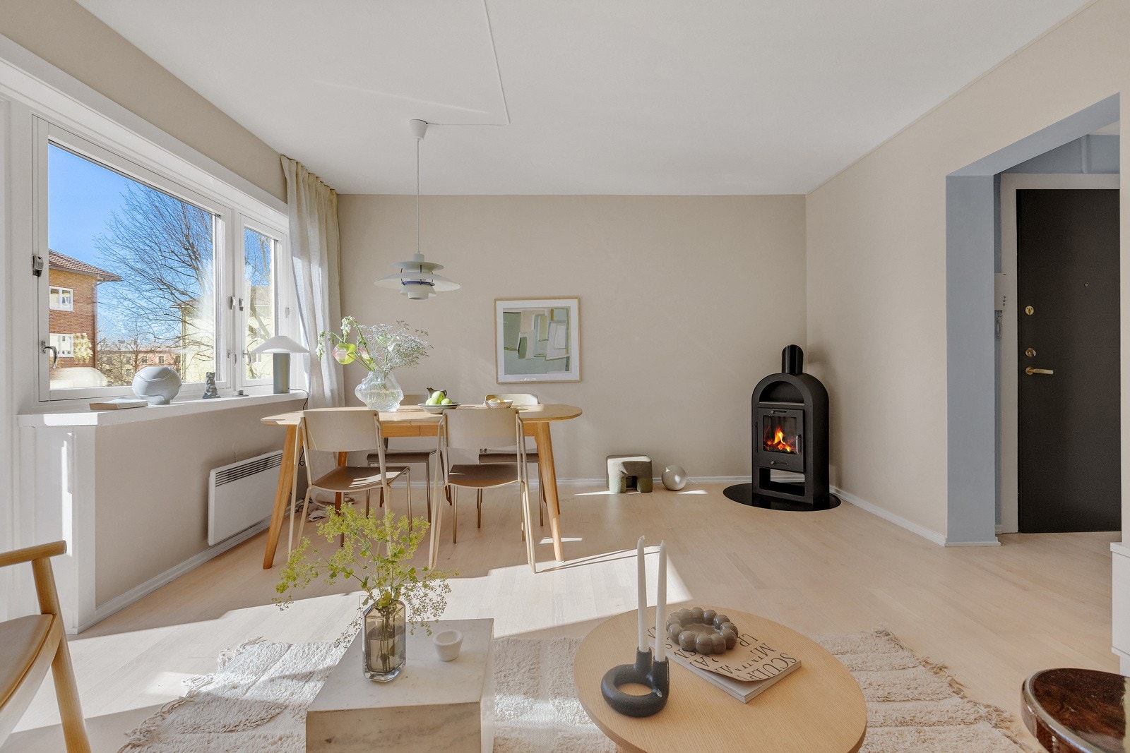 De store vindusflatene slipper inn rikelig med naturlig lys. Galleribilde
