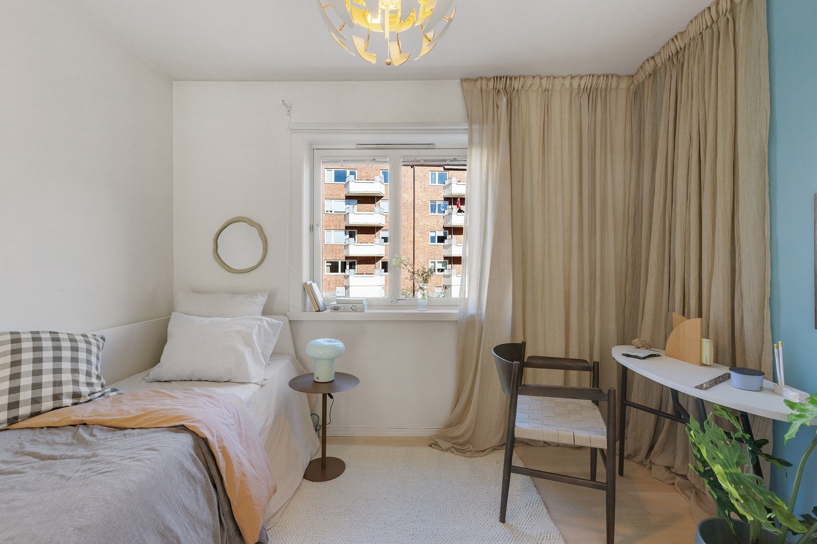 Dette er også et flott soverom med god plass til seng, skrivebord eller annet ønsket møblement. Galleribilde