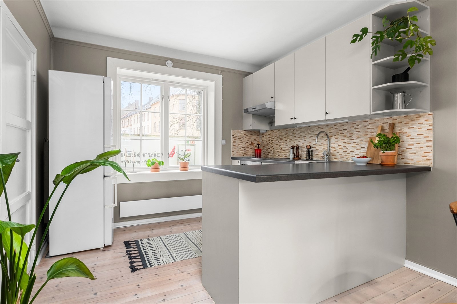 Det er etablert en praktisk kjøkkenøy som fungerer som en ekstra arbeidssone. Galleribilde