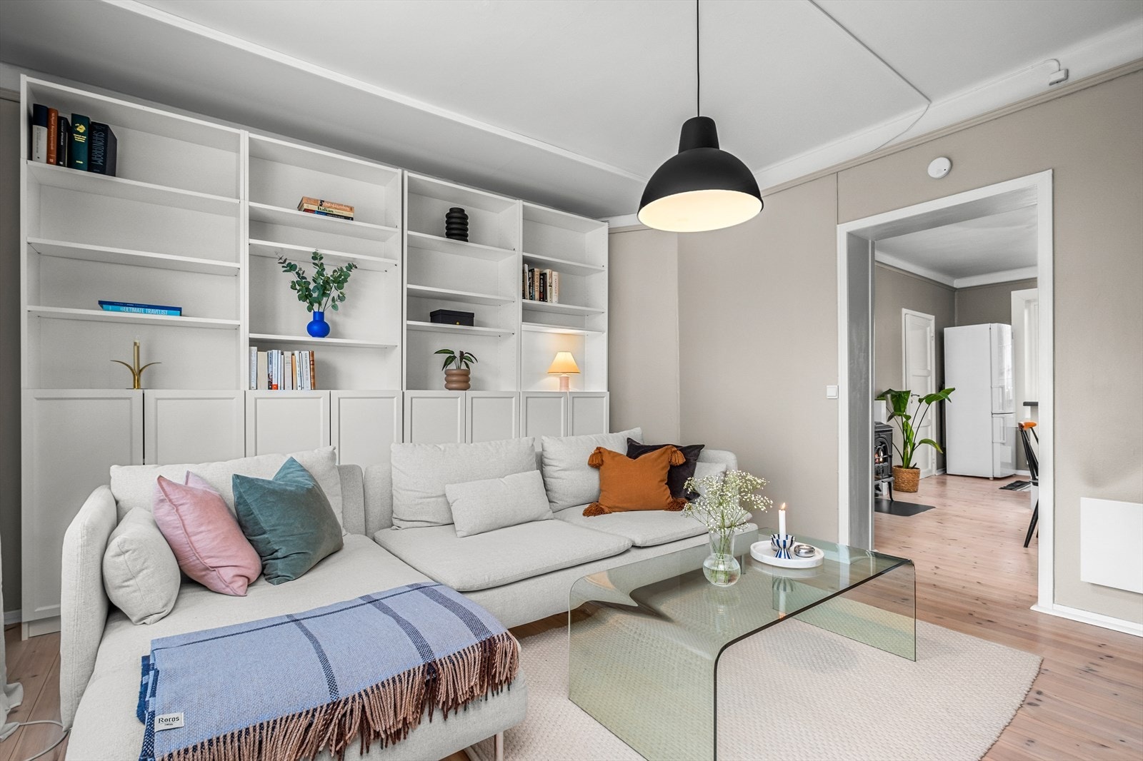 Leiligheten oppleves gjennomgående sjarmerende og luftig. Med en praktisk planløsning får du flere gode møbleringsmuligheter. Galleribilde