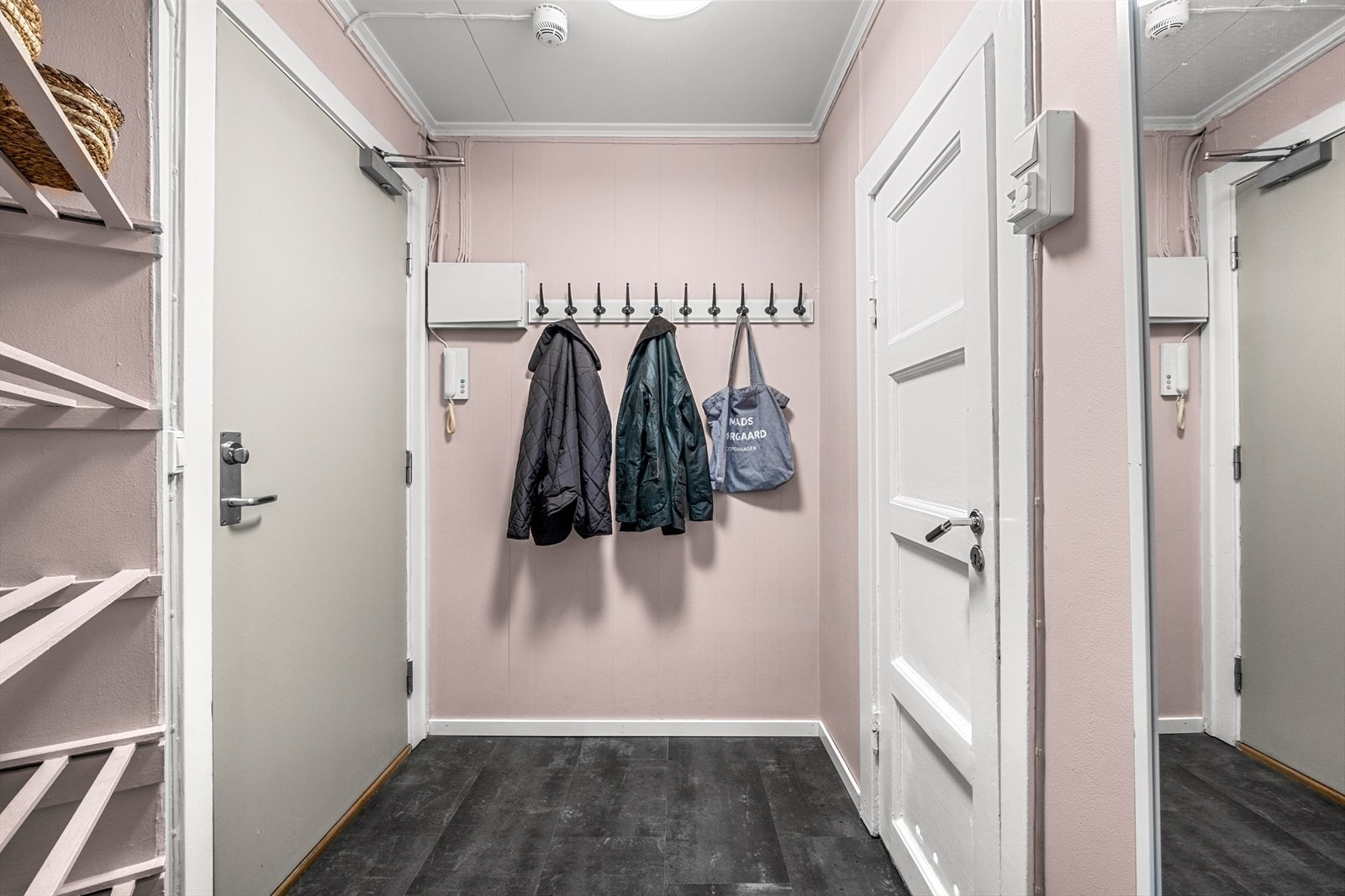 Innbydende entré på 2,8m² med plass til oppbevaring av både sko og yttertøy. Galleribilde
