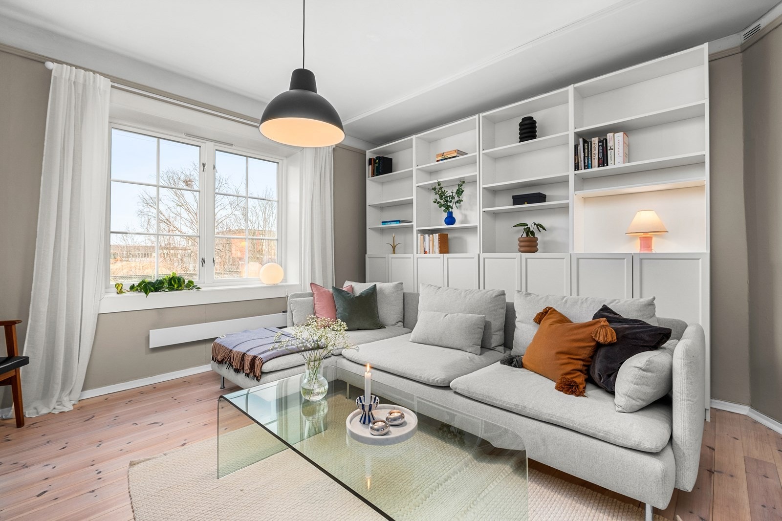 Det ble utført kontroll av vann og el-anlegg i 2018. Leiligheten ble malt i 2019, samtidig som gulvet ble behandlet. Galleribilde