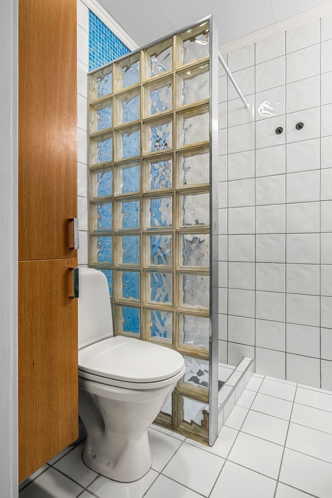 Flislagt bad på 2,6m². Det er behagelig gulvvarme som varmekilde. Badet er fra 2006 opplyser forrige eier. Galleribilde