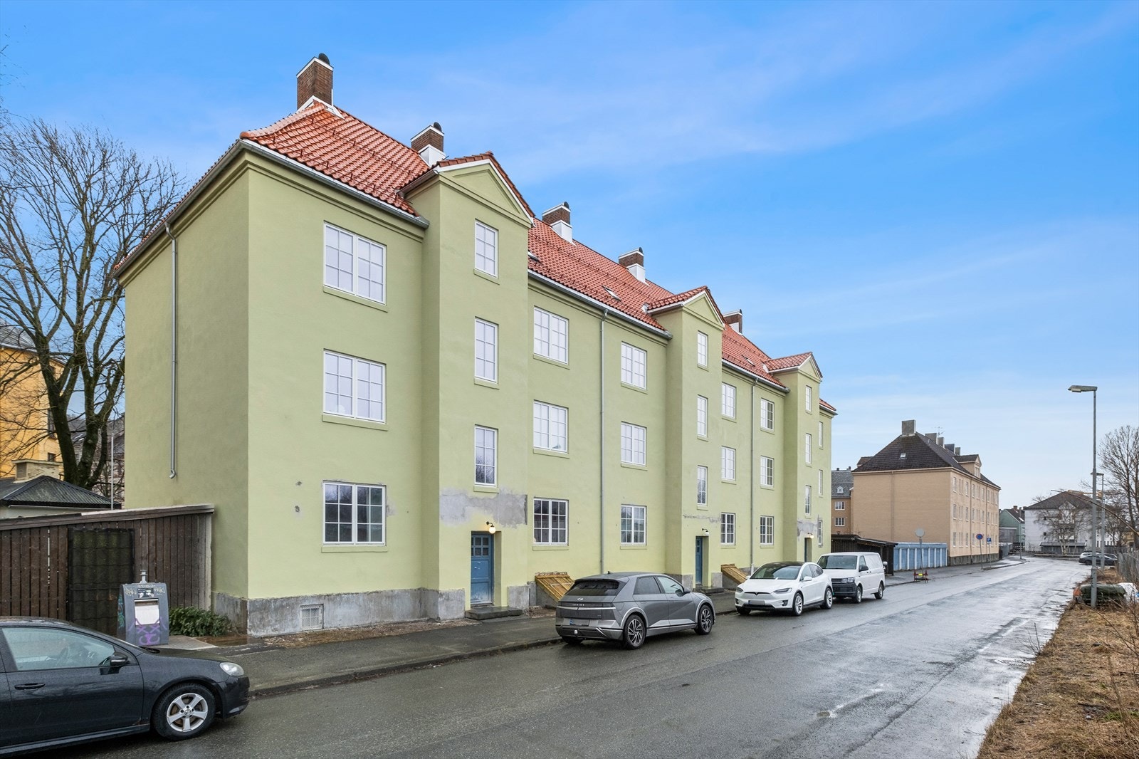 Felleskostnadene inkluderer blant annet betjening av andel fellesgjeld, TV/internett, kommunale avgifter, felles bygningsforsikring og diverse vedlikehold/drift iht. regnskap. Galleribilde